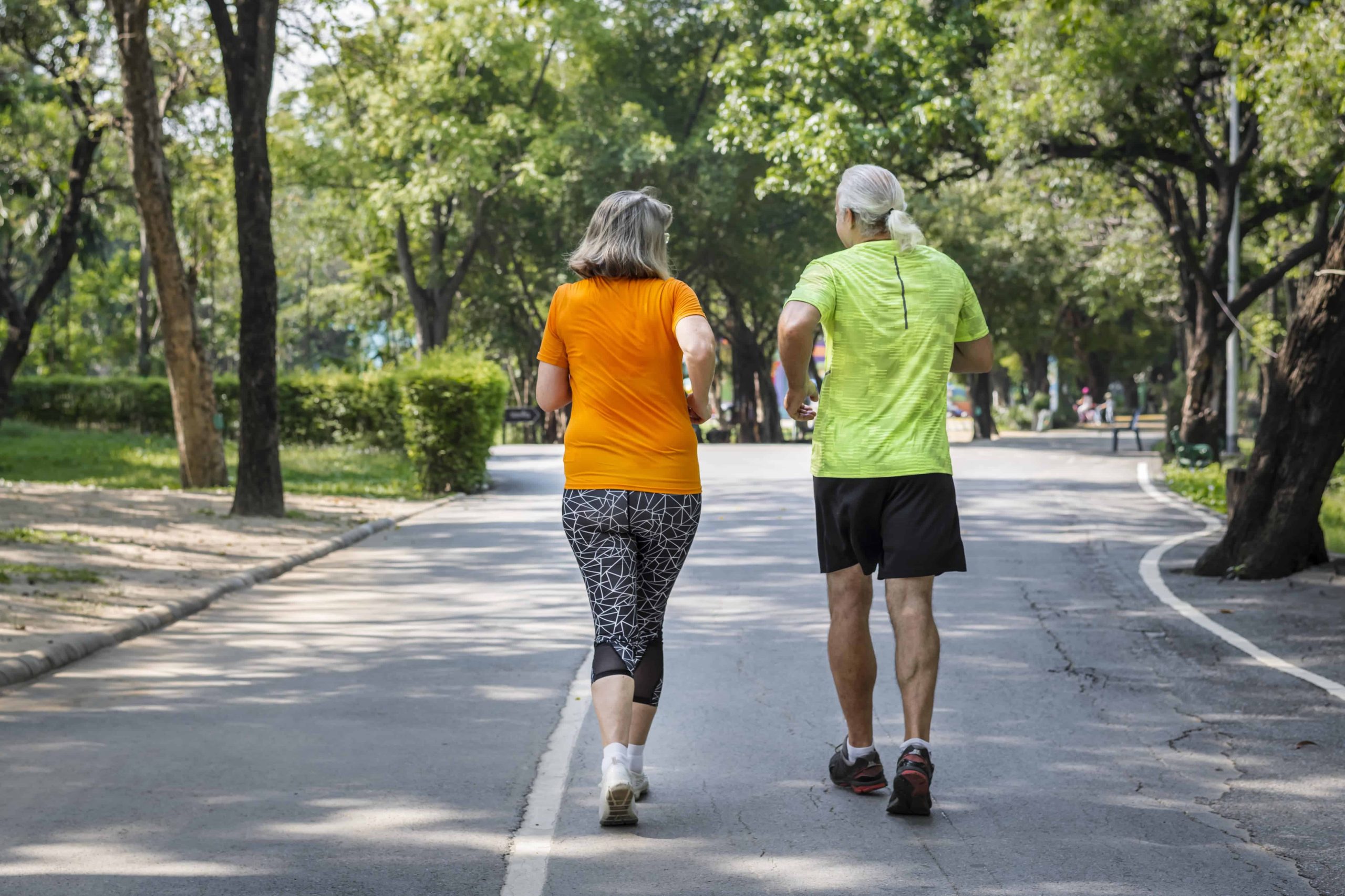 Bieganie dla seniorów – jak trenować, aby uniknąć kontuzji?