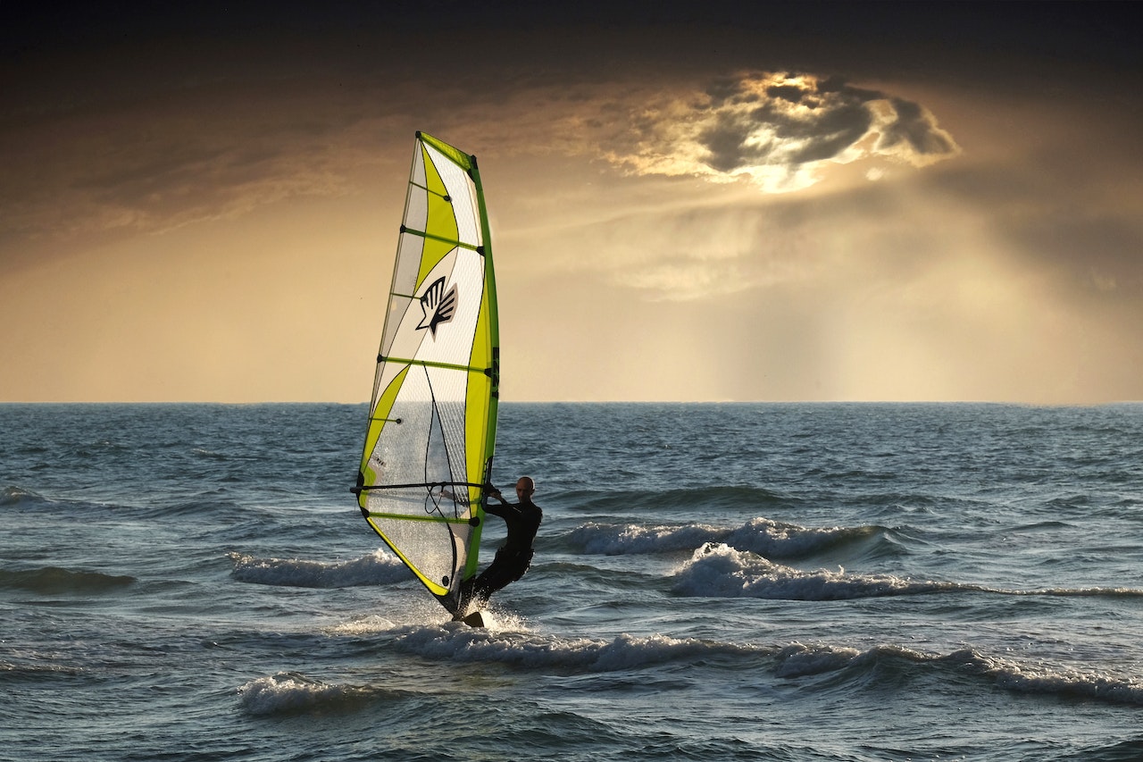 Dlaczego warto wybrać szkołę windsurfingu, zamiast uczyć się samemu