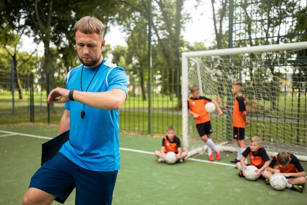 Jakie wyzwania stoją przed trenerem debiutującym w profesjonalnej lidze piłkarskiej?